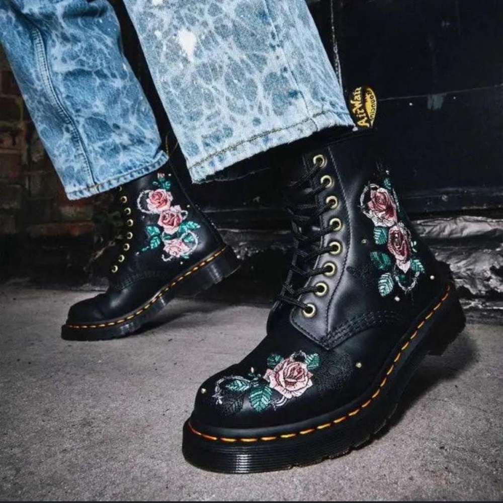 DR MARTENS 1460 Vonda Chain II Roses Pebble LeSitather Black Boots